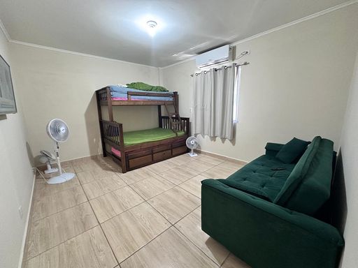 Sala living espaçoso.