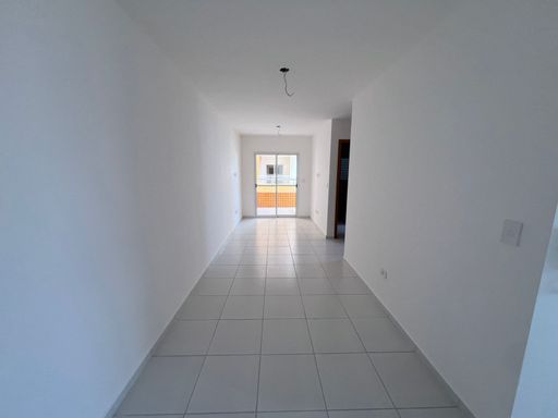 Sala de 2 ambientes com paredes brancas.