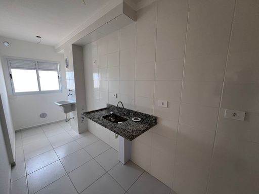 Cozinha integrada com a área de serviço.