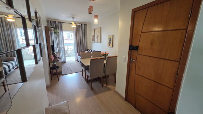 Sala de 2 ambientes bem iluminado.