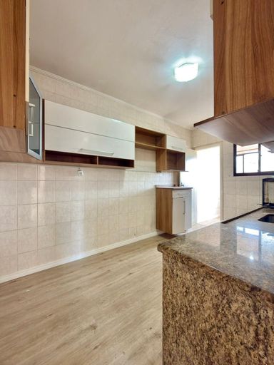 Cozinha com uma pia e cooktop.