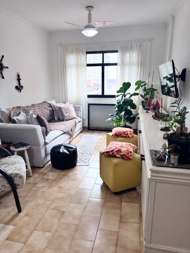 Sala de 2 ambientes com muita iluminação natural e ventilador de teto.