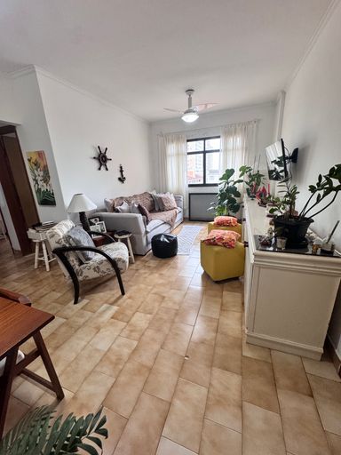 Sala de 2 ambientes com muita iluminação natural e ventilador de teto.