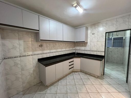 Cozinha com armários planejados.