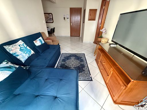 Sala bem iluminada de dois ambientes com ventilador de teto.