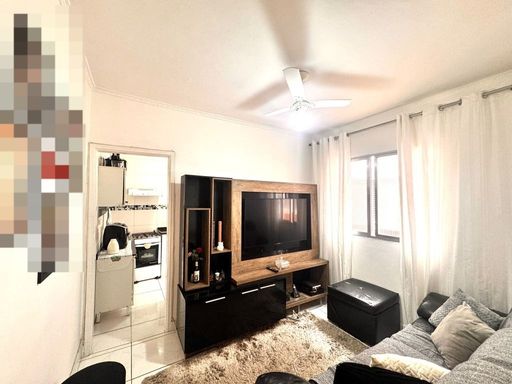 Sala com muita iluminação natural e ventilador de teto.