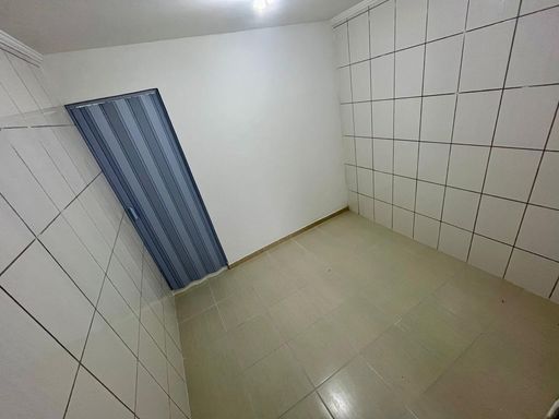 Sala reformada com paredes brancas.