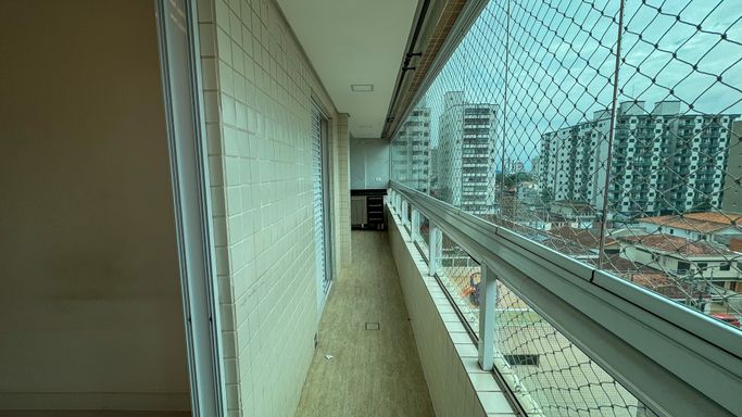 Sacada envidraçada com vista livre.