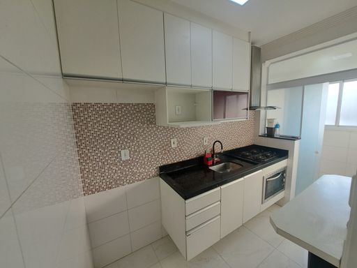 Cozinha com armários planejados.