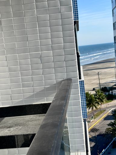 Sacada com vista lateral do mar.