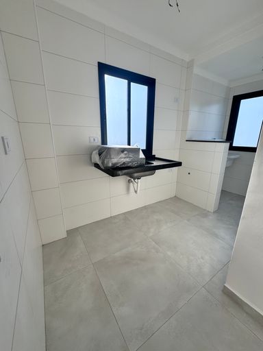 Cozinha com pia com janela grande com vista livre.