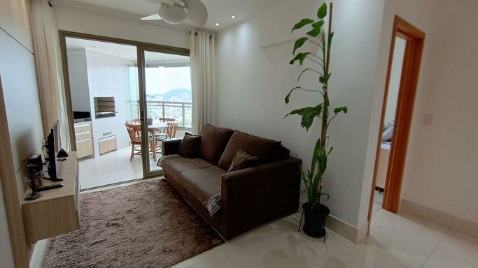 Sala bem iluminada e aconchegante.