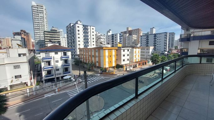 Sacada com vista para rua.
