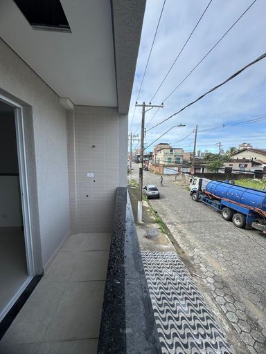 Sacada de frente para rua com vista livre.