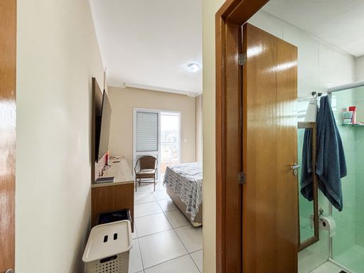 Suíte com acesso a sacada gourmet.