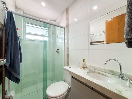 WC suíte com box de vidro.