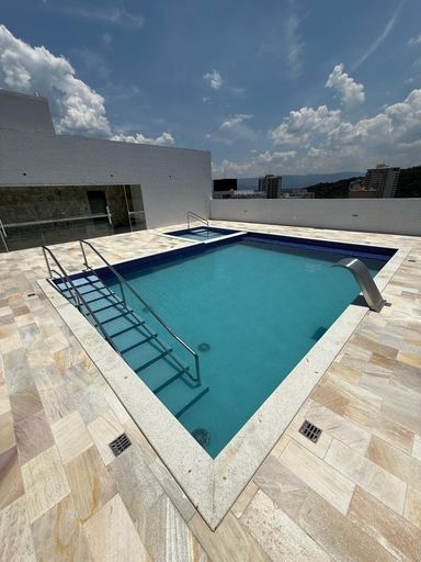 Piscina adulto e infantil.