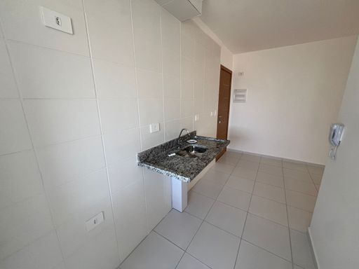 Cozinha integrada com a área de serviço.
