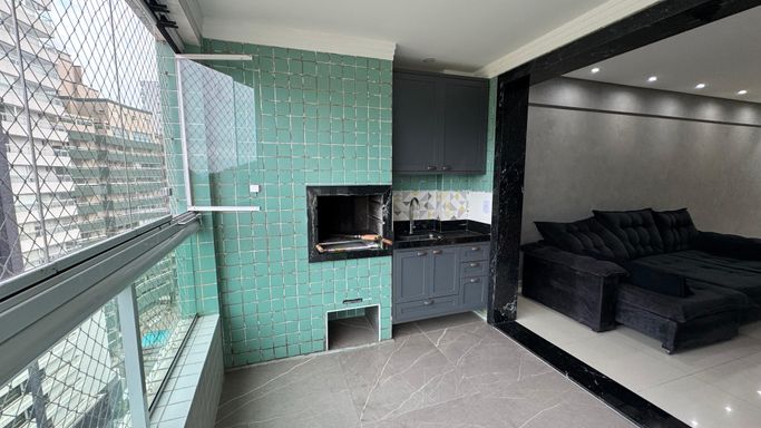 Sacada gourmet envidraçada com vista para a montanha.