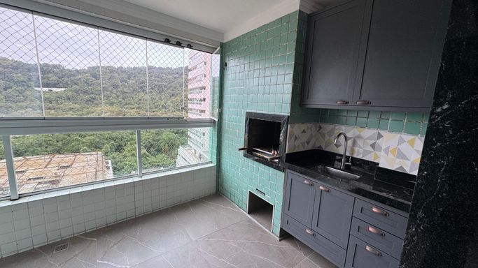 Sacada gourmet envidraçada com vista para a montanha.