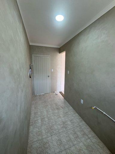 Cozinha com uma pia e gabinete.