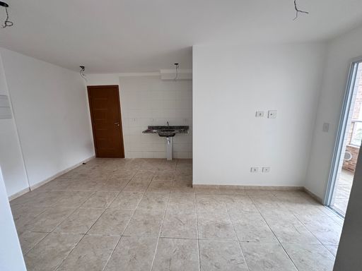 Sala bem iluminada de dois ambientes.