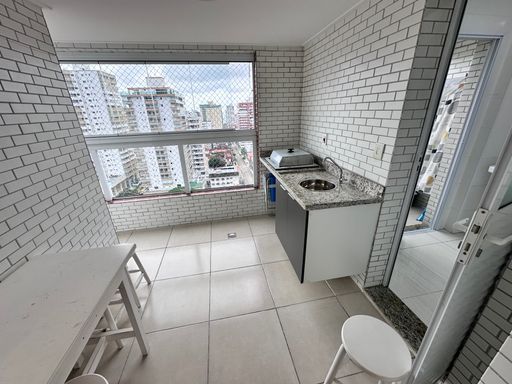 Sacada gourmet envidraçada com vista livre.