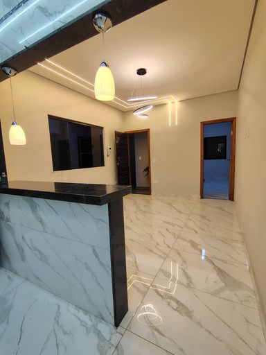 Sala com iluminação em led e lustre