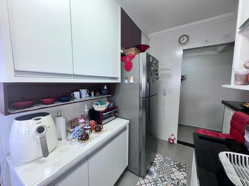 Cozinha americana planejada com geladeira.