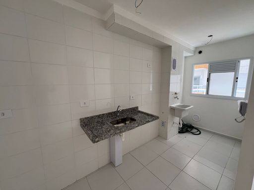 Cozinha integrada com área de serviço.