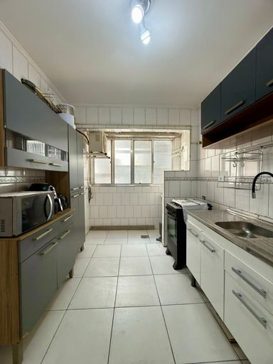 Cozinha bem iluminada com armários.