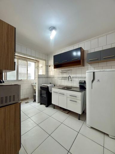 Cozinha bem iluminada com armários.