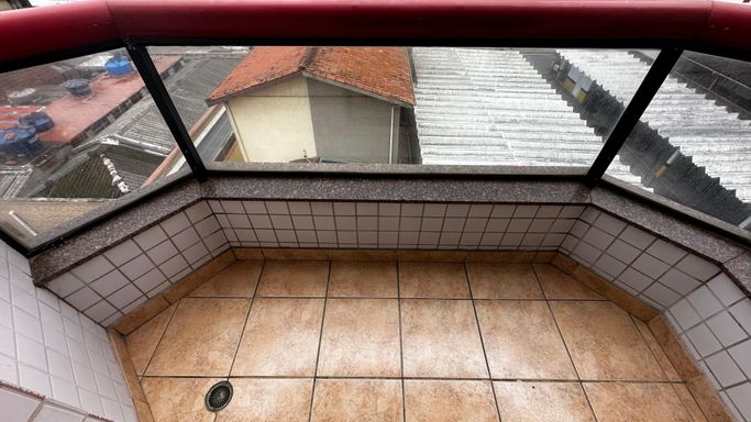 Sacada da sala com vista para o mar.