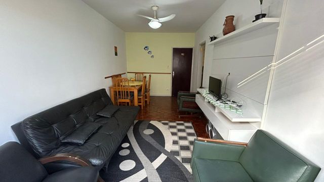 Sala ampla com vista para o mar