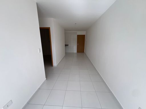Sala de 2 ambientes com paredes brancas.