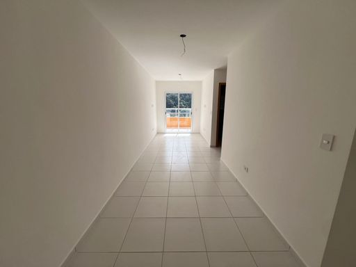 Sala de 2 ambientes com paredes brancas.