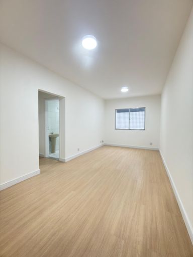 Sala de 2 ambientes com piso laminado.