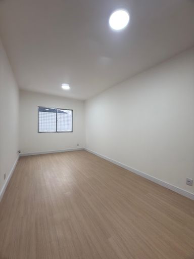 Sala de 2 ambientes com piso laminado.