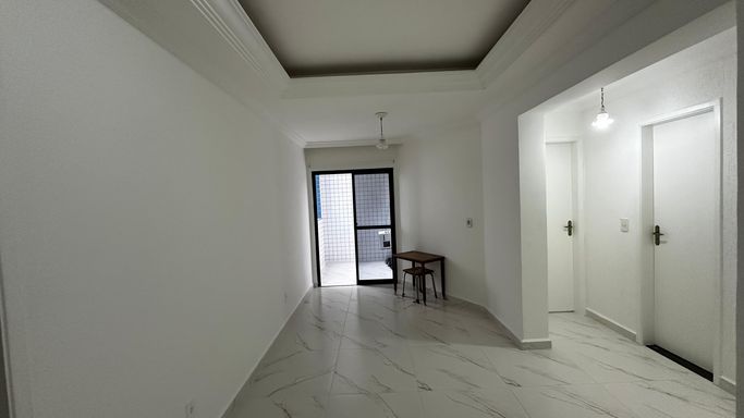 Sala de 2 ambientes com teto rebaixado em gesso.