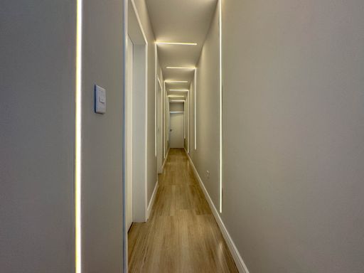 Corredor com iluminação em LED.