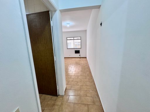 Entrada apartamento bem iluminado.