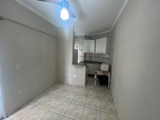 Sala bem iluminada com sofá cama e ventilador de teto.