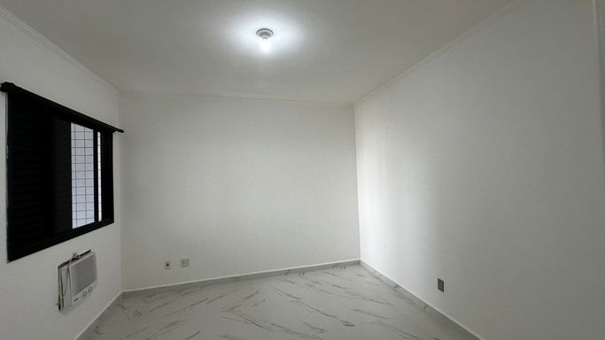 Dormitório com ar-condicionado de parede.