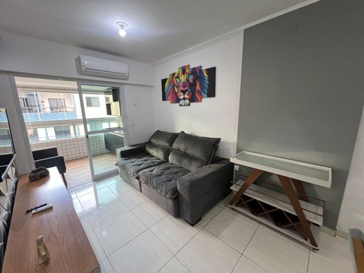 Sala de 2 ambientes com uma mesa de jantar, sofá e ar-condicionado.