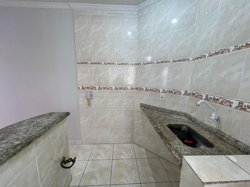 Cozinha americana com uma pia integrada com a área de serviço.