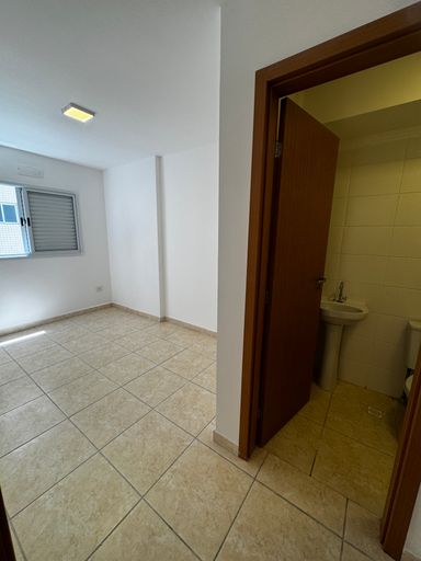 Suíte bem iluminada.