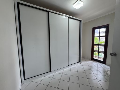 Segundo dormitório com uma sacada.