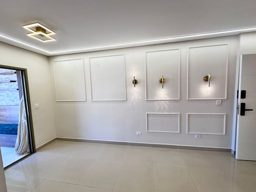Sala de 2 ambientes com ar-condicionado.