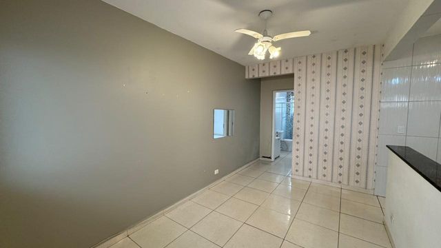 Sala espaçosa e bem iluminada com ventilador de teto.