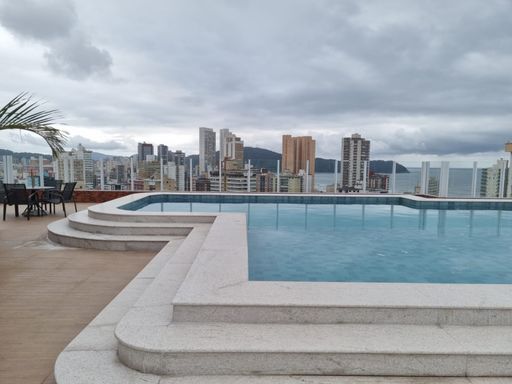 Piscina na cobertura com vista para o mar.